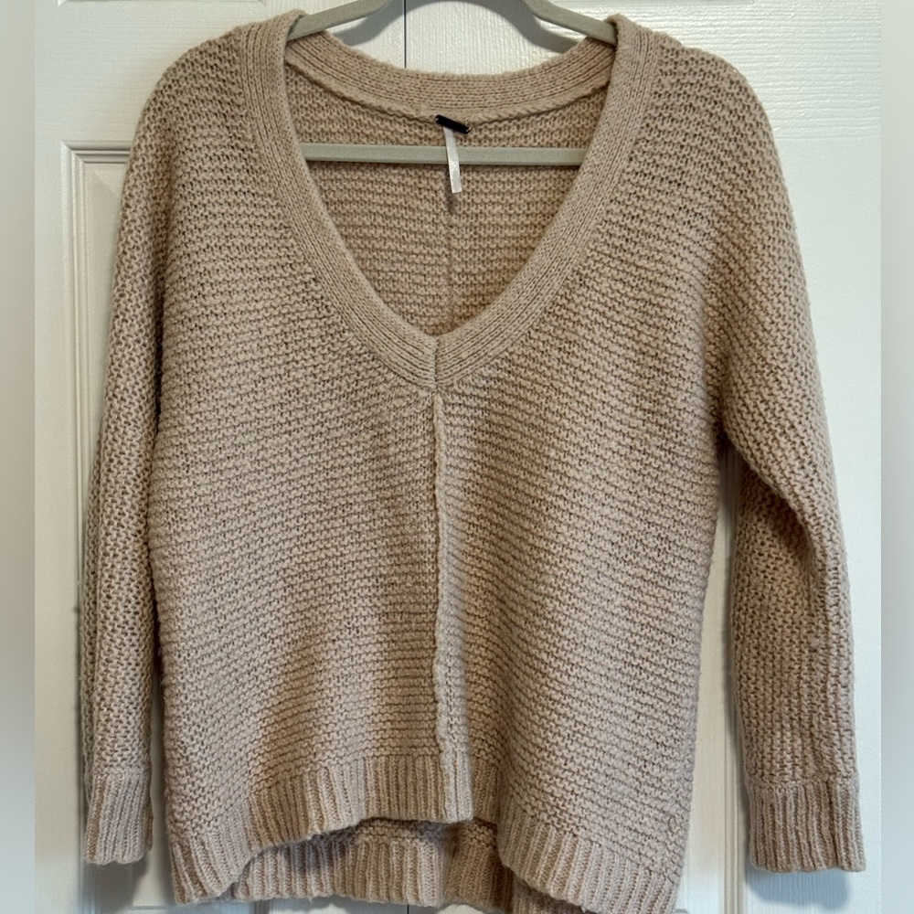 Free People chunky knit V-Neck Beige wool blend Sweater. M